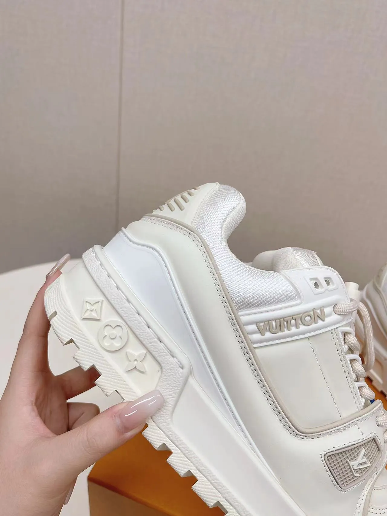 👟👟Ex-factory price 800👟👟 LV casual sneakers, new colors for early spring 2024, amplify the attention of the classic LV Trainer sneakers, and are an extension of inspiration from the 2023 spring and summer men's fashion show. Rubber L.v logos adorn the tongue, sides and back of the shoe. This pair of cute fat version of Trainer has attracted much attention. The three-dimensional and full shoe body is full of childlike fun while being trendy and cool! Size: 38-45